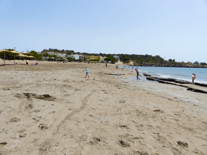 Przed sezonem na plaży Pachia Ammos